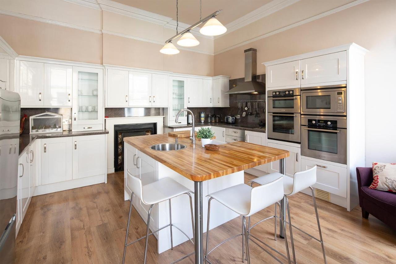 Stunning Spacious Central Apartment Near Parade Gardens บาธ ภายนอก รูปภาพ